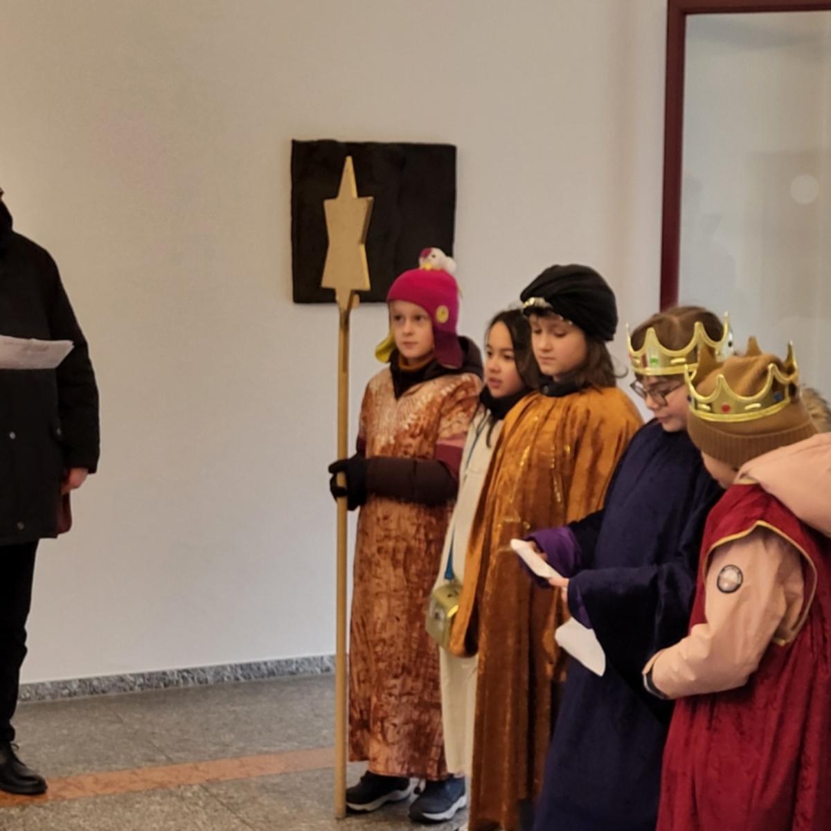 Sternsinger aus den dritten Klassen der Kölner Domsingschule haben als Heilige Drei Könige verkleidet Kardinal Woelki im Erzbischöflichen Haus besucht und ihm den Segen 'Christus mansionem benedicat' überbracht