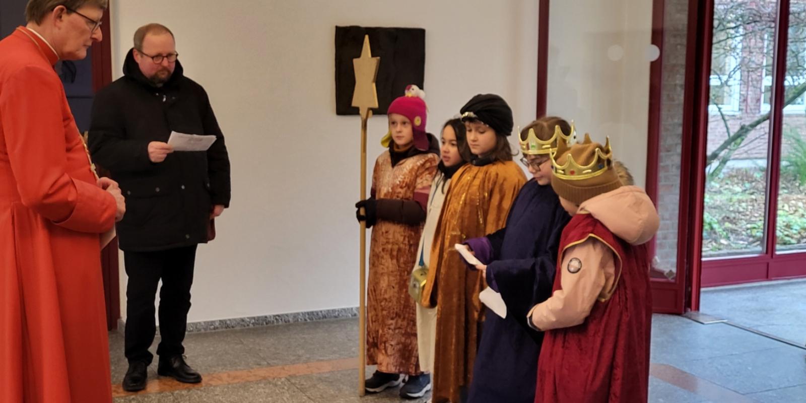 Sternsinger der Kölner Domsingschule bringen Erzbischöflichem Haus den Segen 2024 Sternsinger aus den dritten Klassen der Kölner Domsingschule haben als Heilige Drei Könige verkleidet Kardinal Woelki im Erzbischöflichen Haus besucht und ihm den Segen 'Christus mansionem benedicat' überbracht