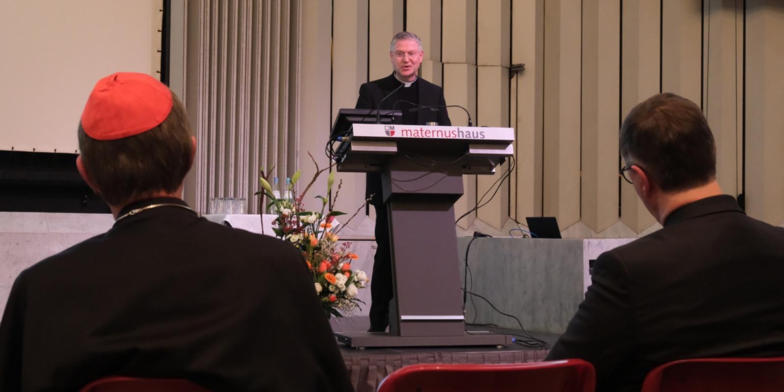 Offizial Dr. Peter Fabritz begrüßt die Gäste des Festaktes im Maternushaus. 175 Jahre Erzbischöfliches Offizialat Köln