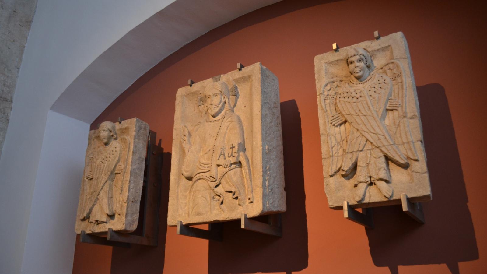 Romanische Reliefs vor der farblich neu gestalteten Wand. (Renovierung des Lapidariums an der alten Abteikirche in Brauweiler zum Jubiläum 1000 Jahre Grundsteinlegung der Abtei.  Offizielle Eröffnung ist am Palmsonntag, 24.3.2024.)