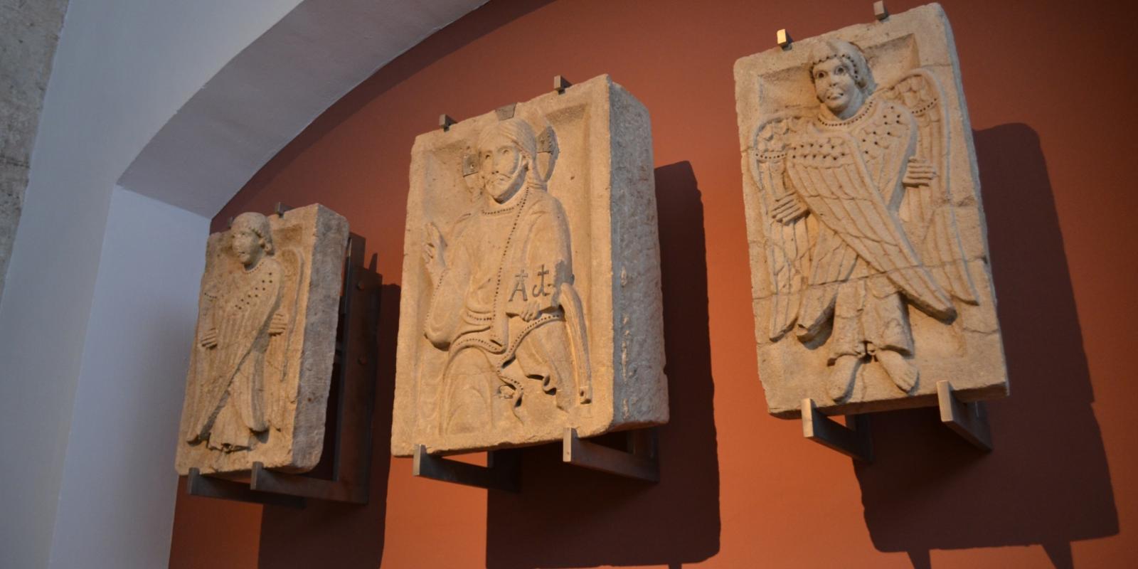 Romanische Reliefs vor der farblich neu gestalteten Wand. (Renovierung des Lapidariums an der alten Abteikirche in Brauweiler zum Jubiläum 1000 Jahre Grundsteinlegung der Abtei.  Offizielle Eröffnung ist am Palmsonntag, 24.3.2024.)