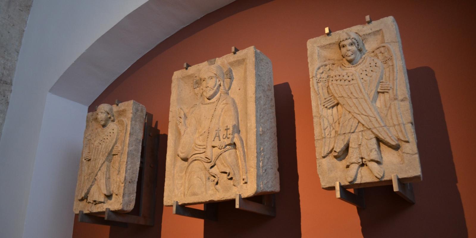 Romanische Reliefs vor der farblich neu gestalteten Wand. (Renovierung des Lapidariums an der alten Abteikirche in Brauweiler zum Jubiläum 1000 Jahre Grundsteinlegung der Abtei.  Offizielle Eröffnung ist am Palmsonntag, 24.3.2024.)