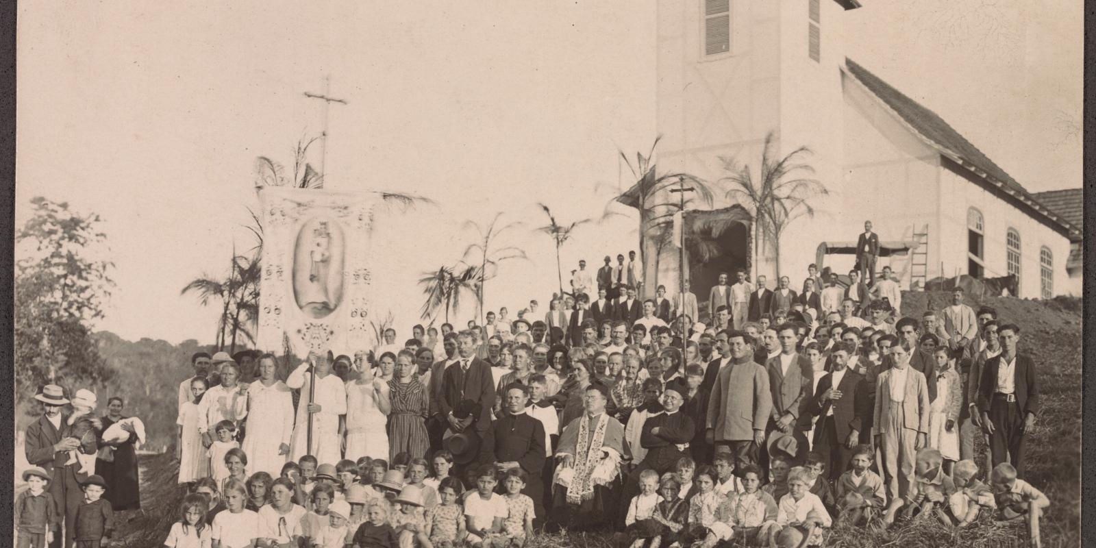 AEK, DBK, KAS, Fotoslg. 2028: Firmung in der deutschen Kolonie Neu-Breslau (heute: Presidente Getúlio, Brasilien), 1927