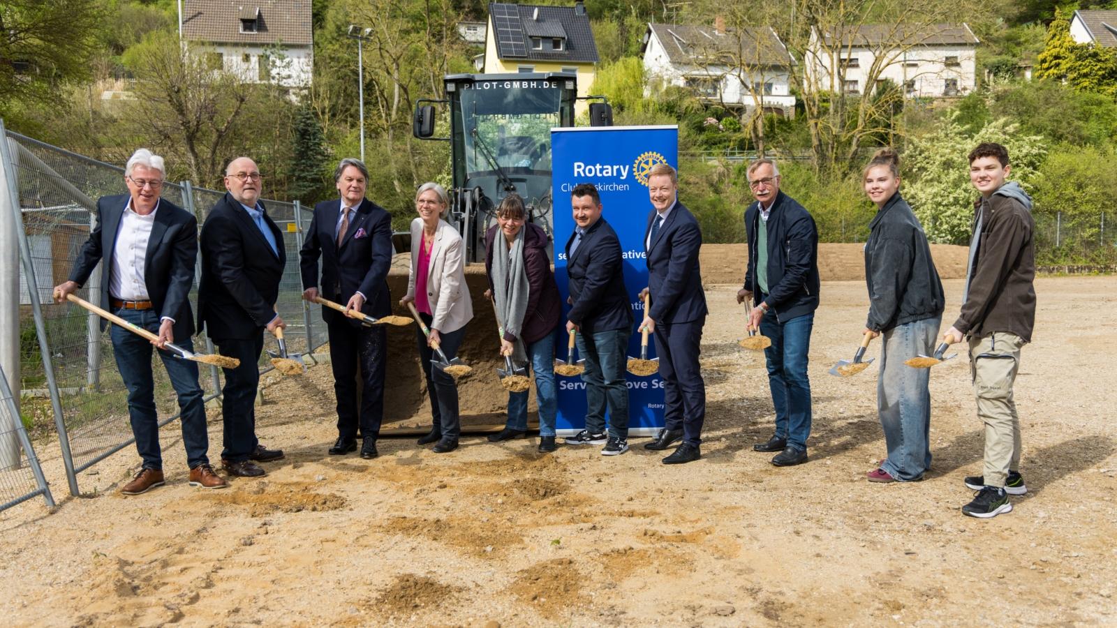 Spatenstich „Omnistadium“  am St.-Angela-Gymnasium Bad Münstereifel; v.l.: Günter Nieuvenhuis, Dr. Klaus Meyer, Norbert Adam Froitzheim (Rotary Club), Carolin Neswadba (Schulleiterin St.-Angela-Gymnasium), Inga Laurinat, Wojciech Karwoth (Vorstand des Fördervereins St.-Angela-Gymnasium), Thomas Pitsch (Leiter des Bereichs Schule & Hochschule im EGV), Dr. Norbert Golz (Rotary Club), Emma Hens (Schülerin), Kilian Schuba (Schüler)