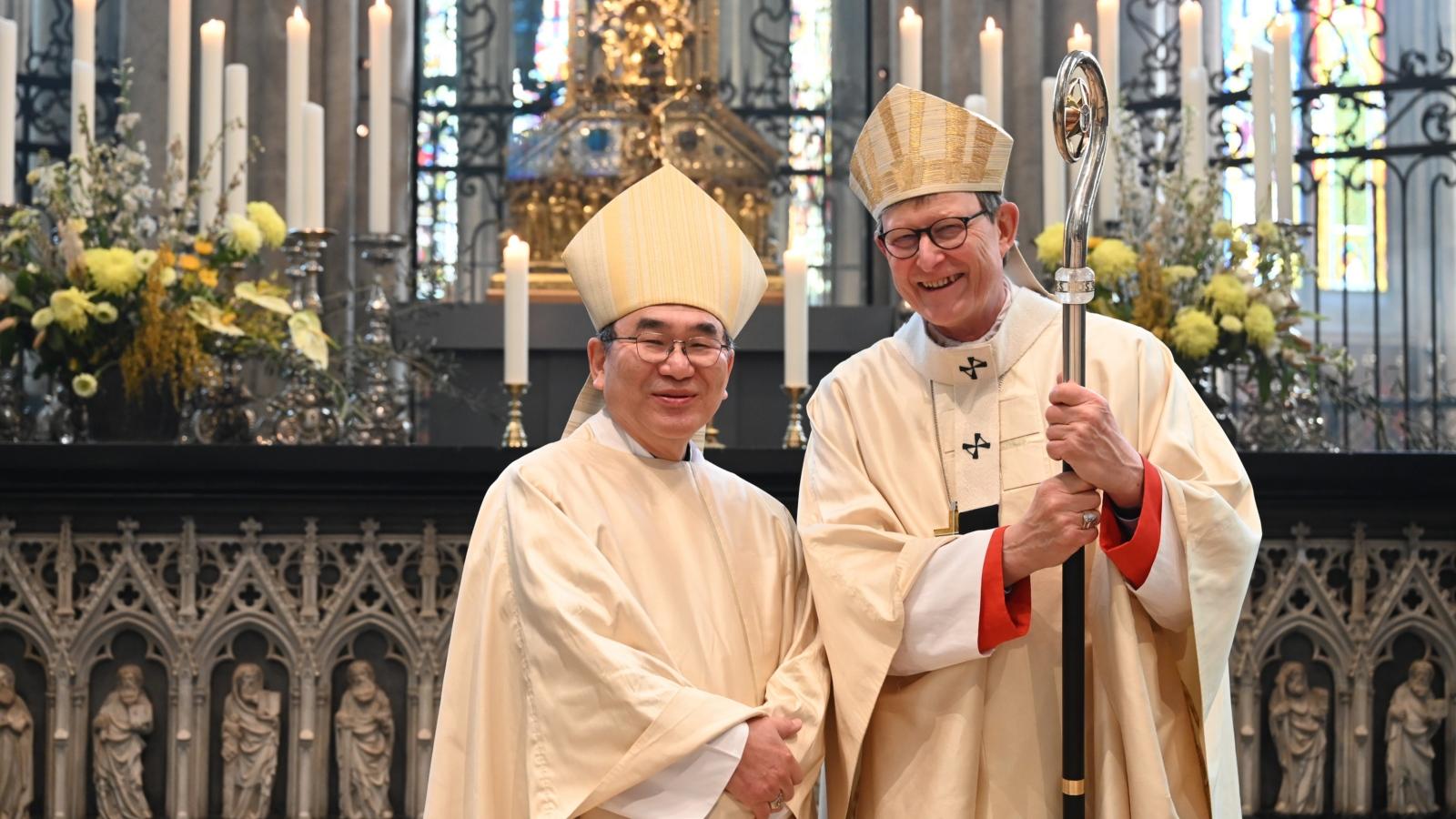 Erzbischof Kikuchi und Kardinal Woelki vor dem Schrein der Heiligen Drei Könige Treffen von Tokios Erzbischof Tarcisio Kikuchi SVD und Rainer Maria Kardinal Woelki und gemeinsames Pontifikalamt