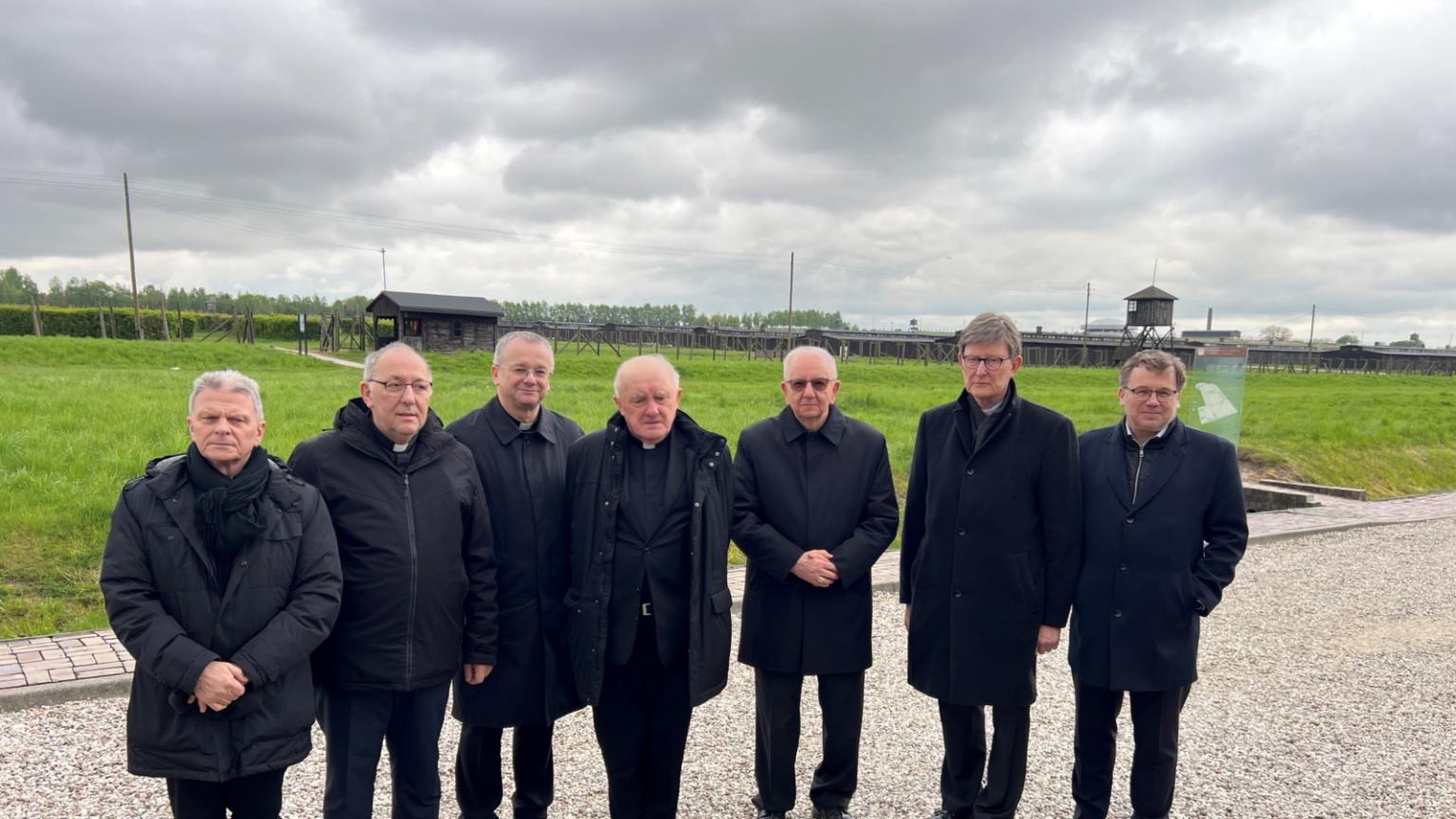 Treffen der deutsch-polnischen Kontaktgruppe in Lublin und Besuch des KZ Lublin-Majdanek (v.l.n.r. Ks. Dr. Jarosław Mrówczyński, Bischof Wolfgang Ipolt, Bischof Tadeusz Lityński, Erzbischof Kazimierz Kardinal Nycz, Erzbischof Stanisław Budzik, Erzbischof Rainer Maria Kardinal Woelki, Dr. Jörg Lüer)
