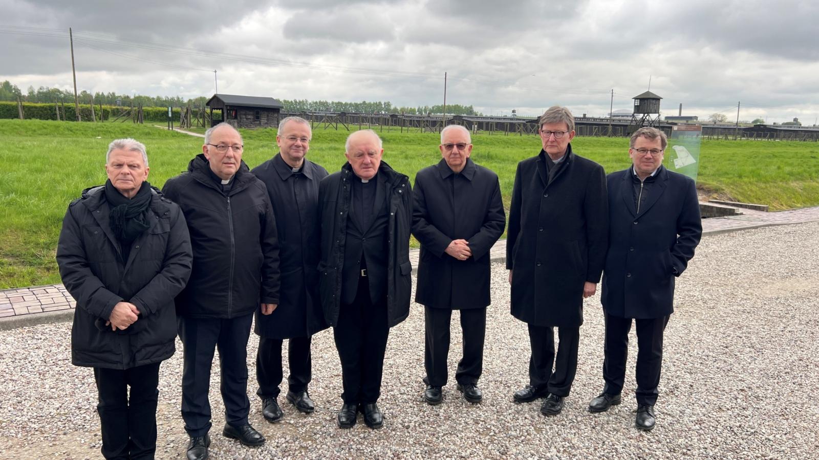 Treffen der deutsch-polnischen Kontaktgruppe in Lublin und Besuch des KZ Lublin-Majdanek (v.l.n.r. Ks. Dr. Jarosław Mrówczyński, Bischof Wolfgang Ipolt, Bischof Tadeusz Lityński, Erzbischof Kazimierz Kardinal Nycz, Erzbischof Stanisław Budzik, Erzbischof Rainer Maria Kardinal Woelki, Dr. Lüer)