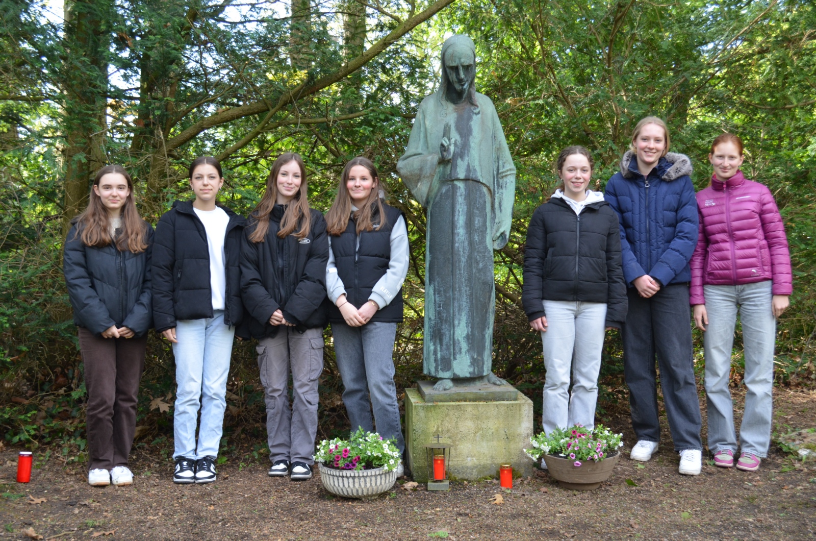 Die Abordnung der Klasse 8c, die das Projekt ins Rollen brachte, an der Christus-Figur: (v.l.): Magdalena, Olivia, Sophia, Emma, Clara, Josefine, Carlotta.