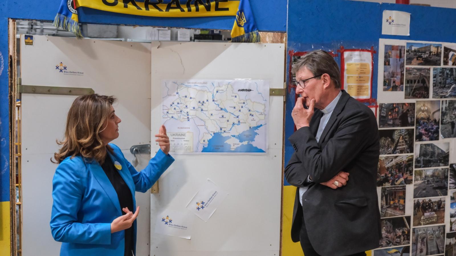Kardinal Woelki beim Besuch des Blau-Gelben Kreuzes im Mai 2024 (Archivbild)