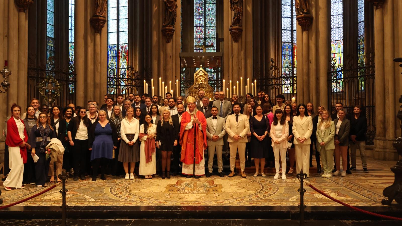 Gruppenfoto vor dem Dreikönigsschrein