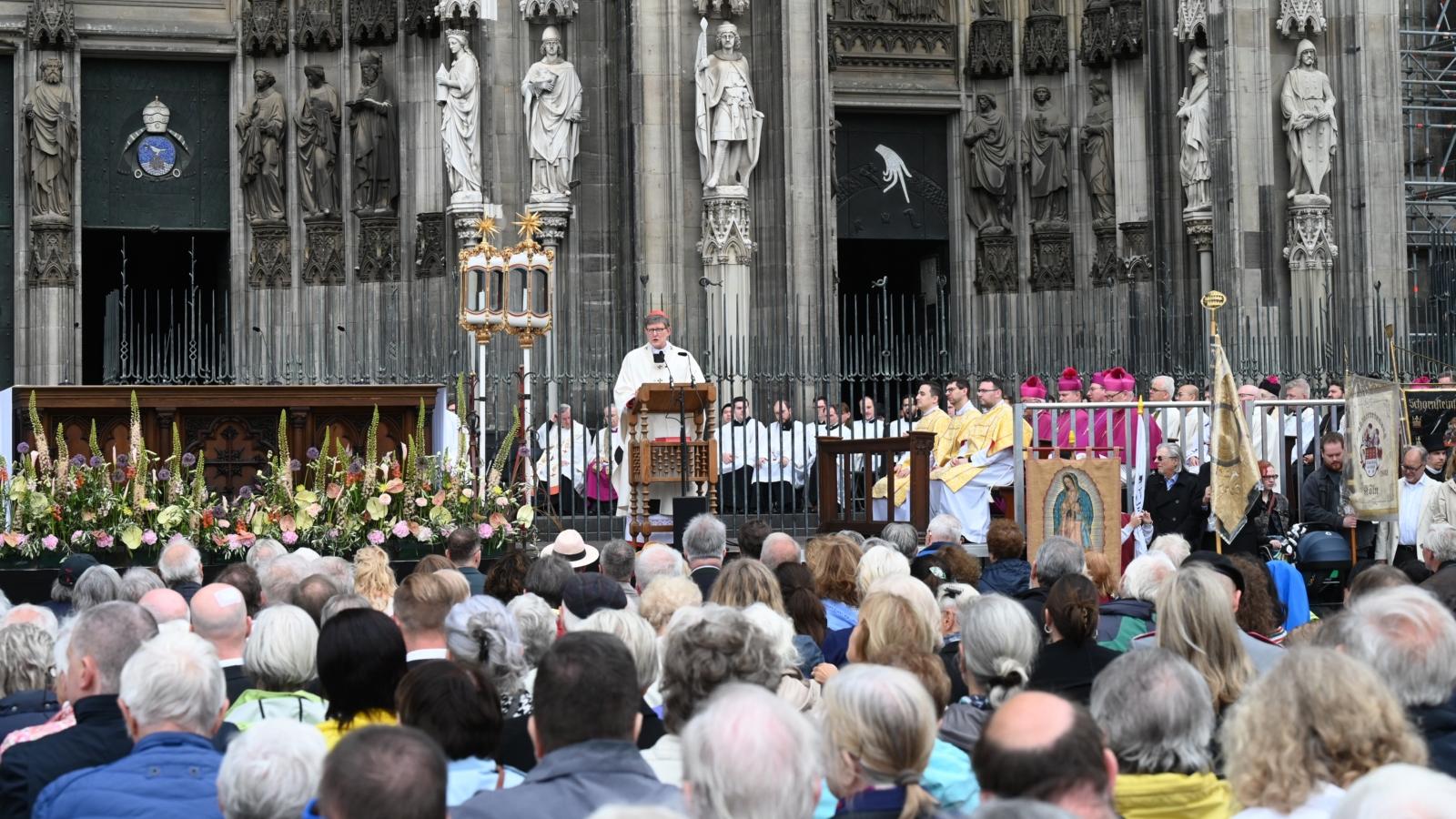 Fronleichnam 2024 (30.05.2024) Mit tausenden Gläubigen feierte Kardinal Woelki das Pontifikalamt zu Fronleichnam auf dem Roncalliplatz vor dem Kölner Dom. Anschließend zog eine Prozession durch die Kölner Innenstadt.