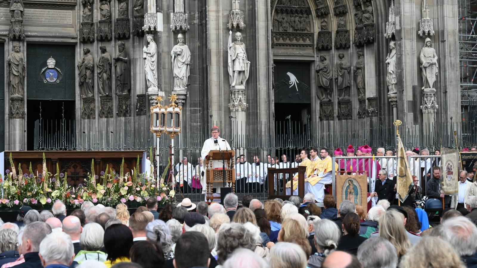 Mit tausenden Gläubigen feierte Kardinal Woelki das Pontifikalamt zu Fronleichnam auf dem Roncalliplatz vor dem Kölner Dom. Anschließend zog eine Prozession durch die Kölner Innenstadt.