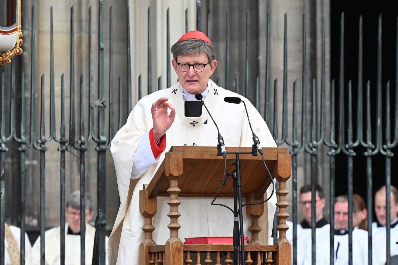 Fronleichnam 2024 (30.05.2024) Mit tausenden Gläubigen feierte Kardinal Woelki das Pontifikalamt zu Fronleichnam auf dem Roncalliplatz vor dem Kölner Dom. Anschließend zog eine Prozession durch die Kölner Innenstadt.