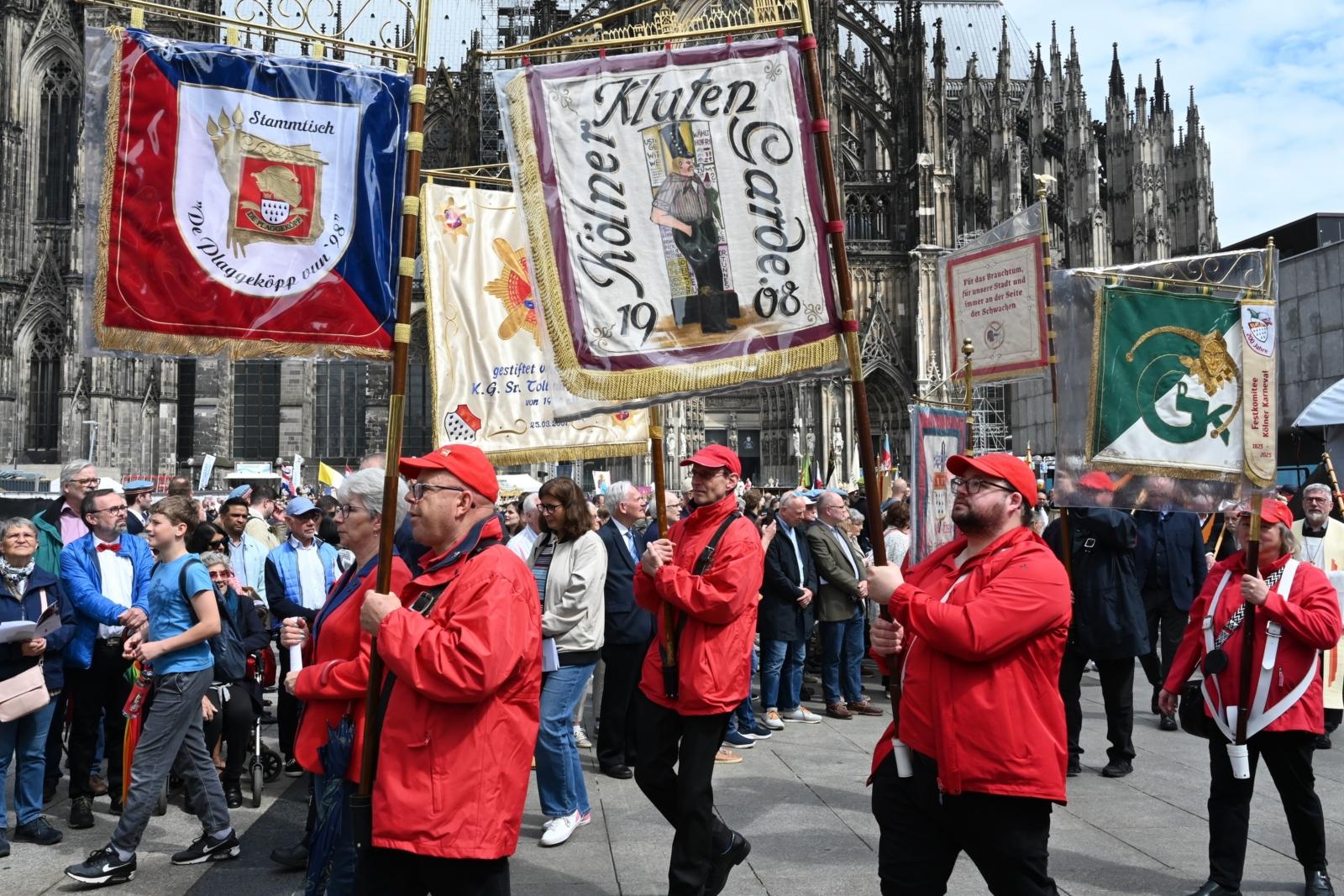 Fronleichnam 2024 (30.05.2024) Mit tausenden Gläubigen feierte Kardinal Woelki das Pontifikalamt zu Fronleichnam auf dem Roncalliplatz vor dem Kölner Dom. Anschließend zog eine Prozession durch die Kölner Innenstadt.