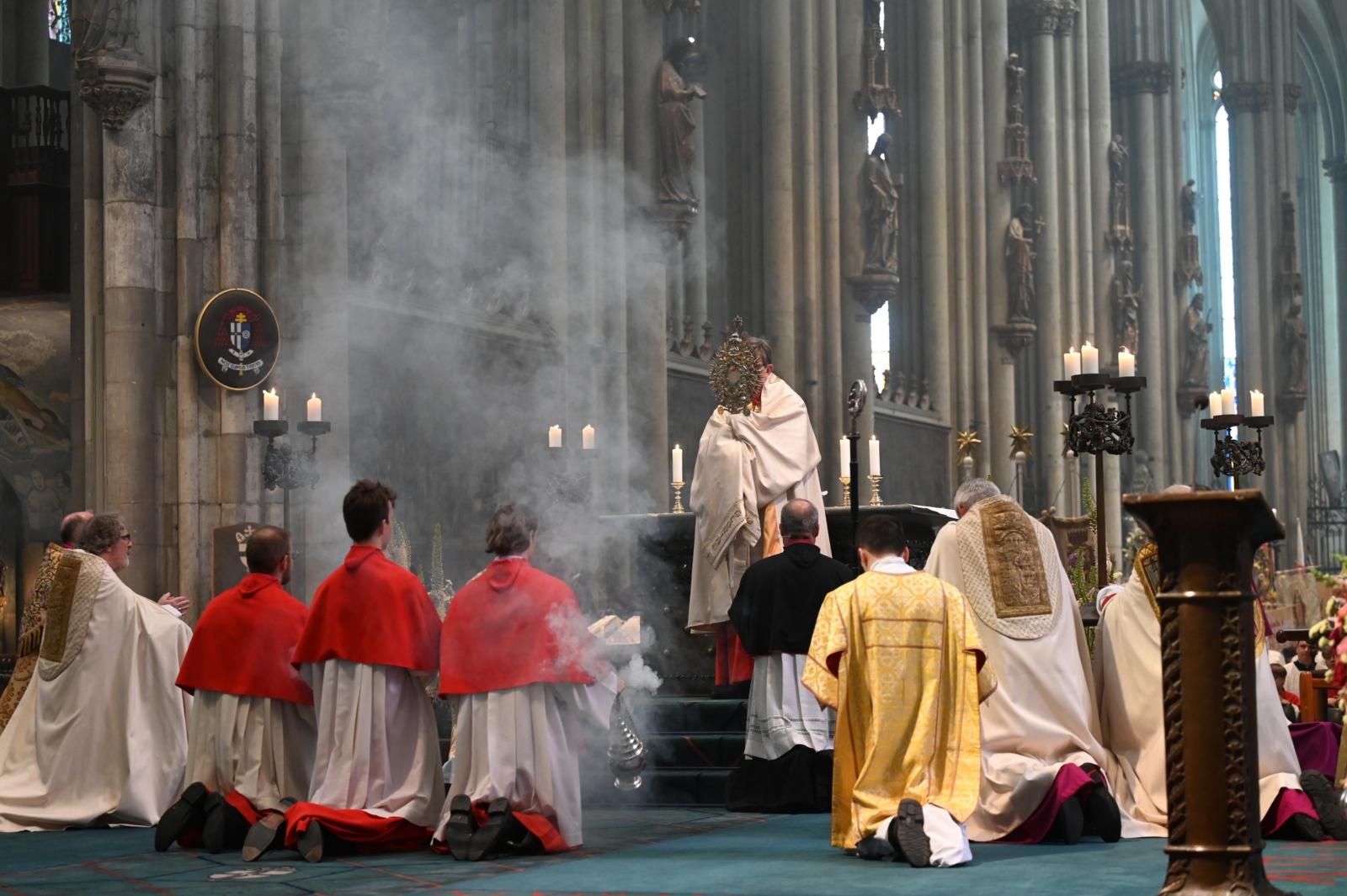 Fronleichnam 2024 (30.05.2024) Mit tausenden Gläubigen feierte Kardinal Woelki das Pontifikalamt zu Fronleichnam auf dem Roncalliplatz vor dem Kölner Dom. Anschließend zog eine Prozession durch die Kölner Innenstadt.