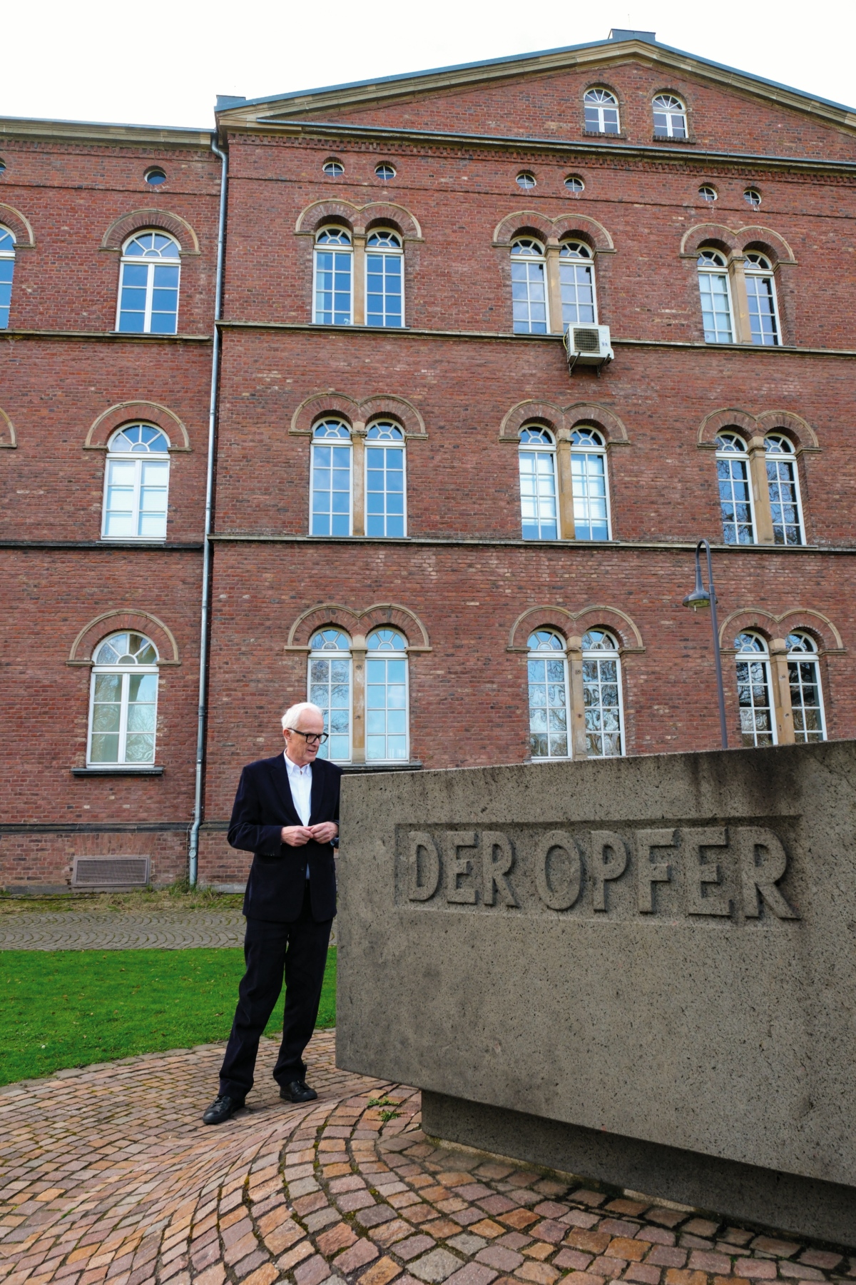 Prof. Jürgen Rüttgers am Mahnmal für die Opfer des Nationalsozialismus.