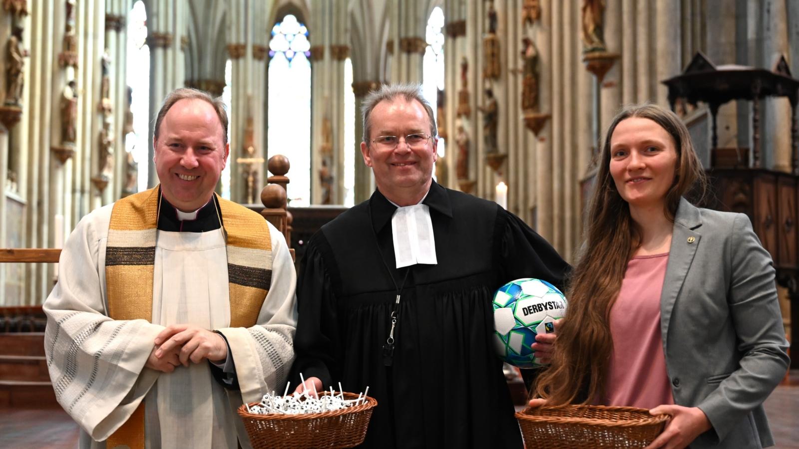 Stadtdechant Robert Kleine, Stadtsuperintendent Bernhard Seiger und Pastorin Gesche Tuchtfeld-Haug von der evangelischen freien Gemeinde