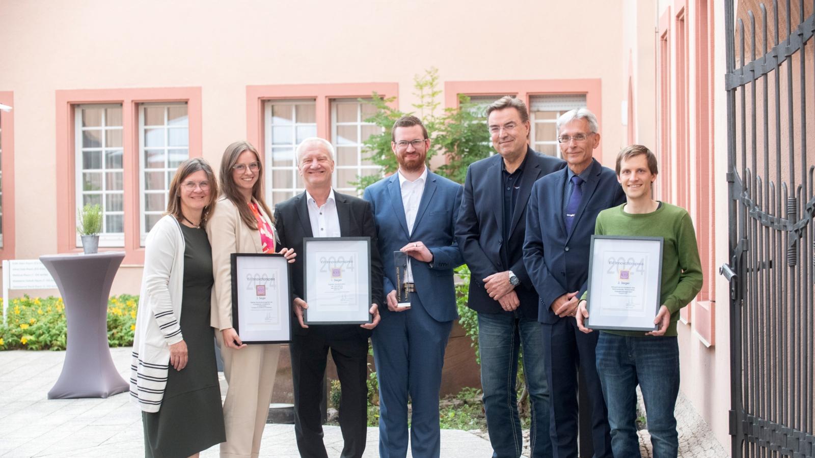 v.l.: Elke Bauwens (Cancom GmbH), Johanna Sophie Jainsky (Ev. Landeskirche in Württemberg), Andreas Trogsch (Bistum Trier), Matthias Schneider (Bistum Trier), Frank Roth (Appsphere AG), Peter S. Nowak (Sprecher der KVI-Initiative), sowie Dr. Christian Weingarten (Erzbistum Köln). Von links nach rechts: Elke Bauwens, Senior Manager Transition & Transformation der Cancom GmbH, dem technischen Dienstleister der Ev. Landeskirche in Württemberg, Johanna Sophie Jainsky, Leiterin Digitales Gemeindemanagement der Ev. Landeskirche in Württemberg, Andreas Trogsch, Leitender Direktor im Bischöflichen Generalvikariat des Bistums Trier, Matthias Schneider, Chief Digital Officer des Bistums Trier, Frank Roth, Vorstand der Appsphere AG, die die jüngste Projektphase im Bistum Trier realisiert hat, Peter S. Nowak, Sprecher der KVI Initiative, sowie Dr. Christian Weingarten, Leiter des Projektes und Umweltbeauftragter des Erzbistums Köln.