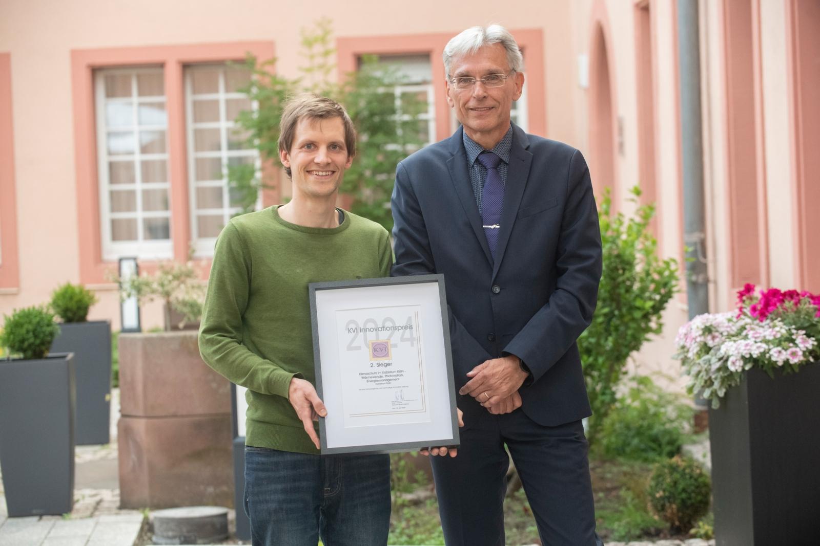Christian Weingarten, Umweltbeauftragter des Erzbistums Köln, mit Peter S. Nowak (Sprecher der KVI-Initiative) KVI-Preisträger Klima-Projekt EBK