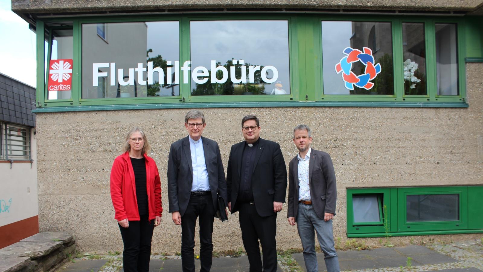 Kardinal Woelki besucht Fluthilfebüro in Euskirchen (v.l.n.r. : - Maria Surges-Brilon, Rainer Maria Kardinal Woelki, Pfarrer Tobias Hopmann, Martin Jost)