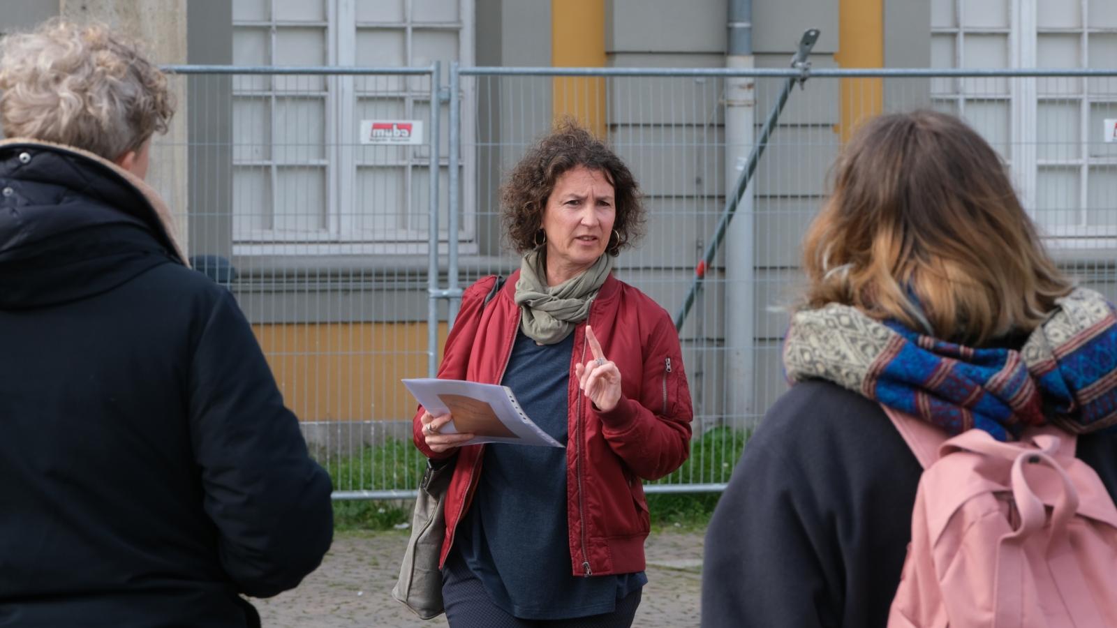Sabine Kern bei der Stadtführung 'Auf kolonialen Spuren'.