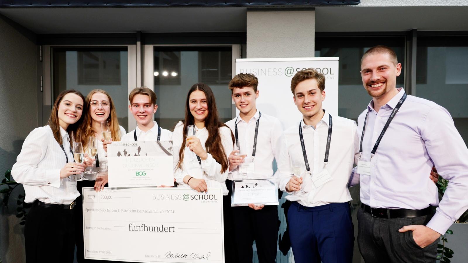 Team der Liebfrauenschule KölnDas LFS-Team 'ElevateBusiness', v.l.: Ann-Sophie Grässler, Antonia Hlawitschka, Vincent Döbert, Anna Khabyuk, Jonas Bayartz, Felix Funken und der projektleitende Lehrer Moritz Paulus. Team der Liebfrauenschule Köln gewinnt den Bundeswettbewerb 'busineess@school' mit einer cleveren Geschäftsidee. Das LFS-Team 'ElevateBusiness', v.l.: Ann-Sophie Grässler, Antonia Hlawitschka, Vincent Döbert, Anna Khabyuk, Jonas Bayartz, Felix Funken und der projektleitende Lehrer Moritz Paulus.