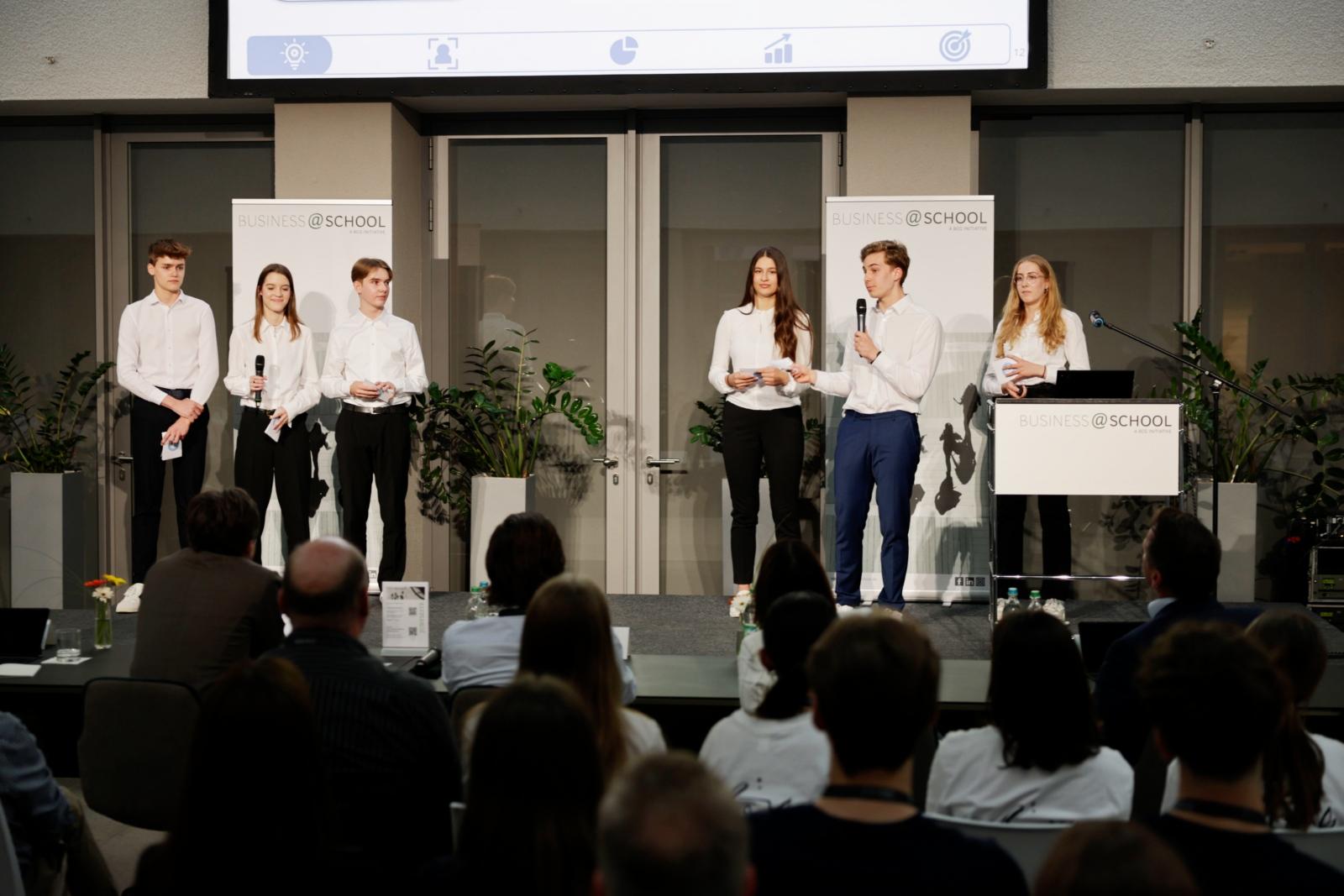 Team der Liebfrauenschule Köln gewinnt den Bundeswettbewerb 'busineess@school' mit einer cleveren Geschäftsidee. Hier: bei der Präsentation.
