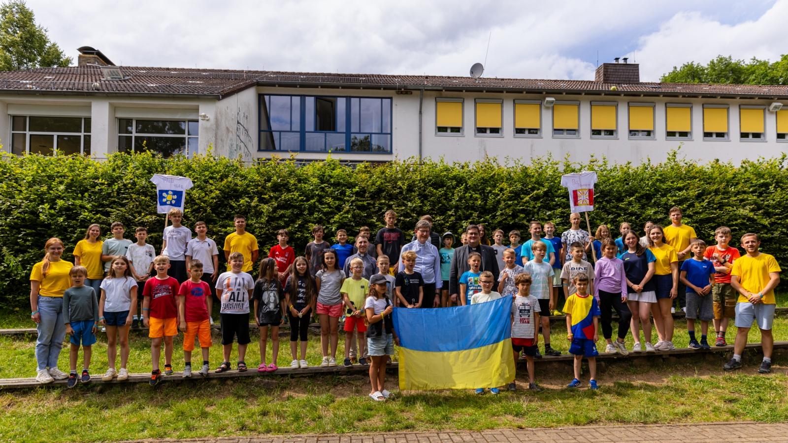 Kardinal Woelki besucht Ferienfreizeit für ukrainische Kinder an der Steinbachtalsperre