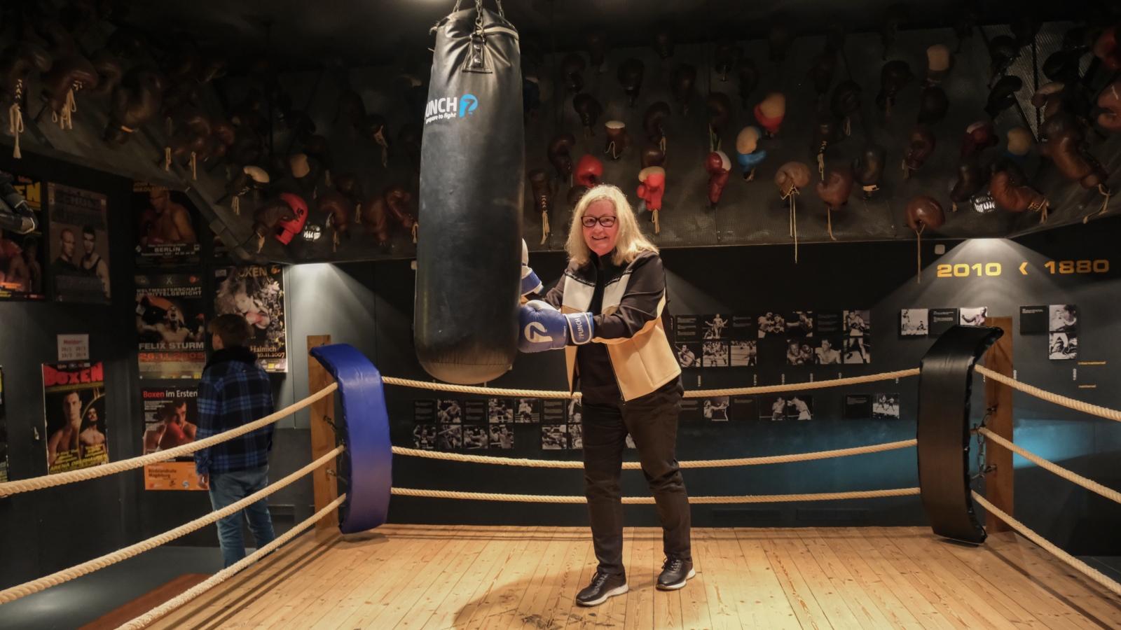 Für den Fotografen stieg Seelsorgerin Elisabeth Keilmann im Kölner Sport- und Olympiamuseum in den Boxring.