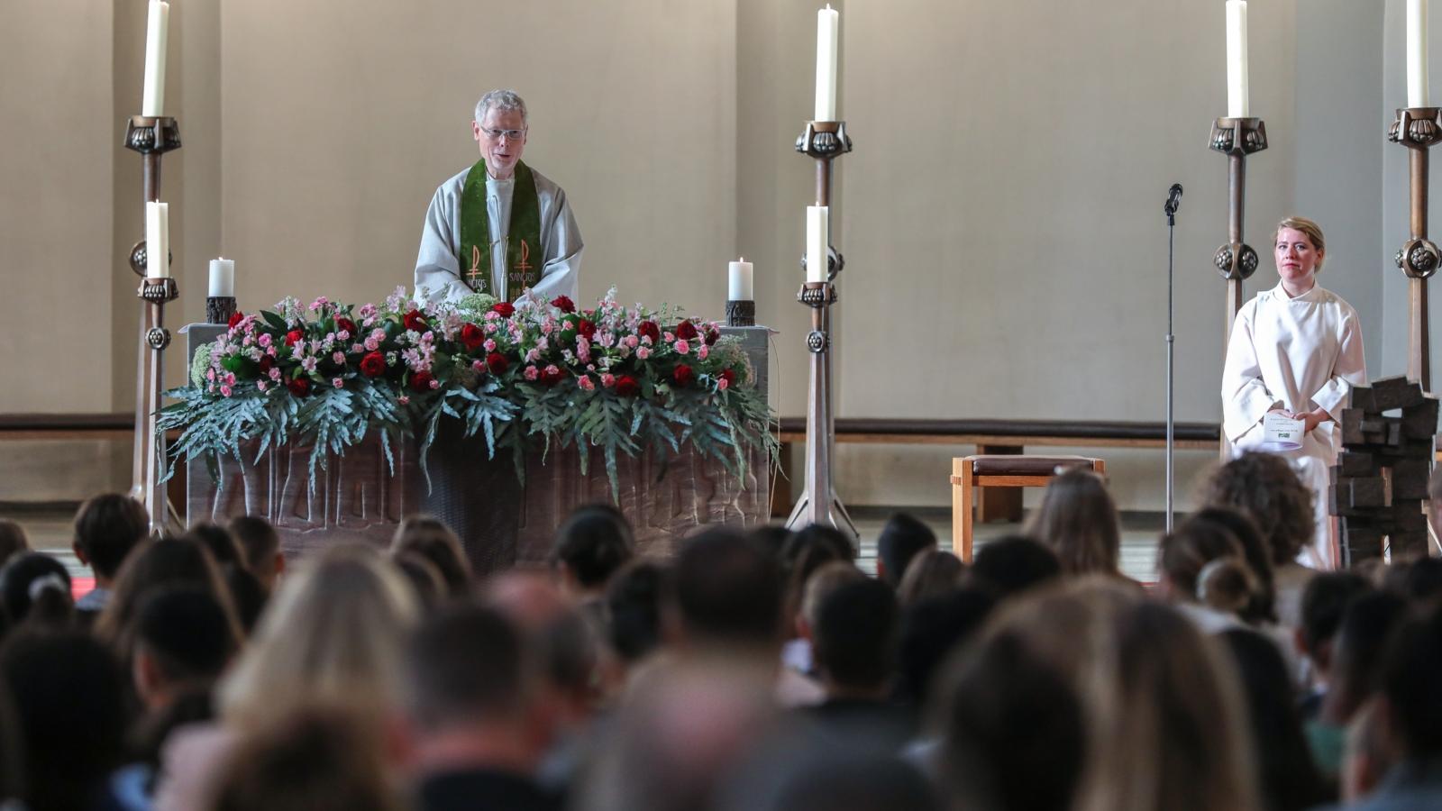Pfarrer Christoph Stanzel und Pastoralassistentin Ann-Kathrin Buhl führten durch den Gottesdienst.