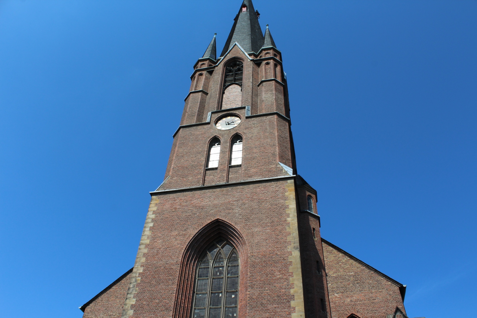 Besuch Kalker Kleiderstube mit Weihbischof Steinhäuser