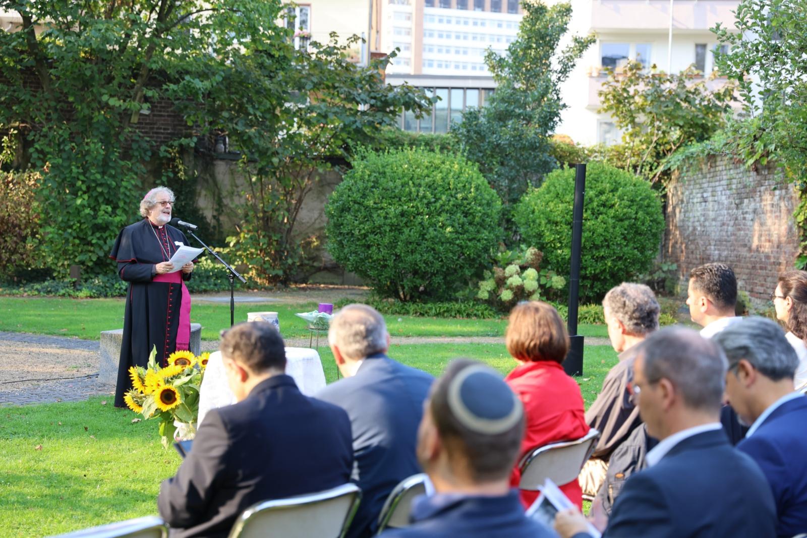 Weihbischof Rolf Steinhäuser begrüßt die Gäste im Garten der Religionen Multireligiöse Feier 'Schöpfung & Natur' am 18. September 2024 im Garten der Geligionen des 'In Via', Köln.