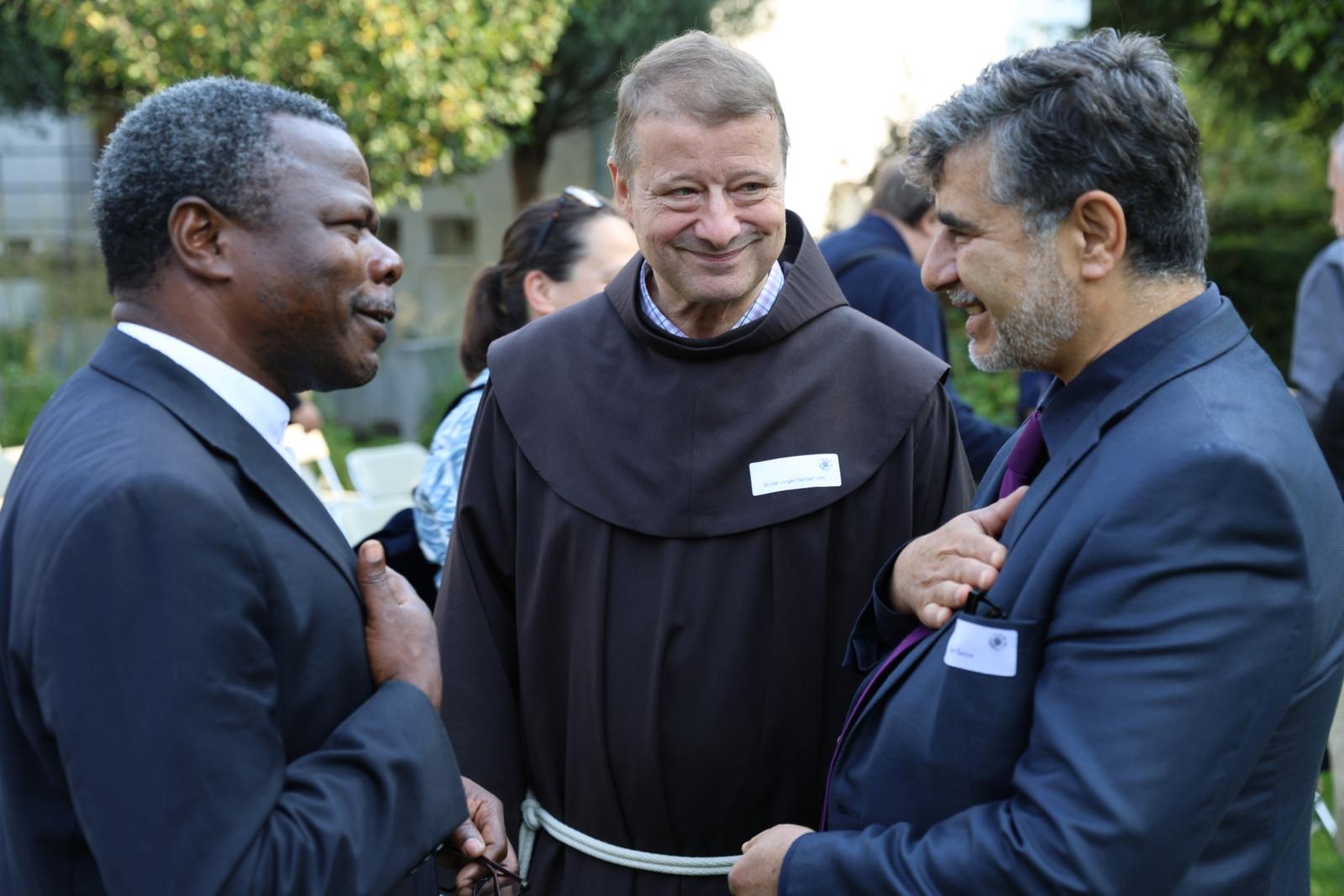 Die Möglichkeit des Austauschs wurde rege genutzt. Multireligiöse Feier 'Schöpfung & Natur' am 18. September 2024 im Garten der Geligionen des 'In Via', Köln.