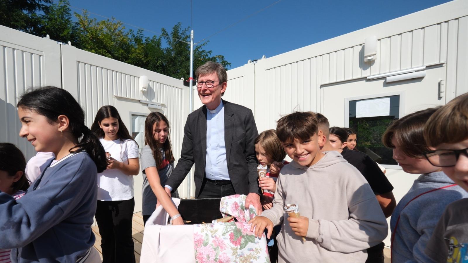 Kardinal Woelki besucht am Tag seines Amtsjubiläums als Erzbischof von Köln den Bildungscampus in Köln-Kalk.