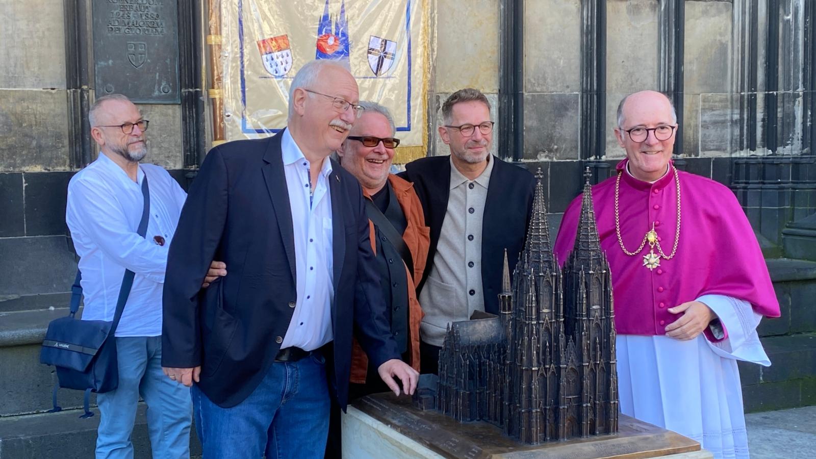 Übergabe des neuen Tastmodells an die Hohe Domkirche. Von links nach rechts der Vorsitzende des Vereins Domsitzung e.V. Heinz-Theo Müller, Obermeister Ingo Telkmann, Dombaumeister Peter Füssenich und Dompropst Msgr. Guido Assmann.