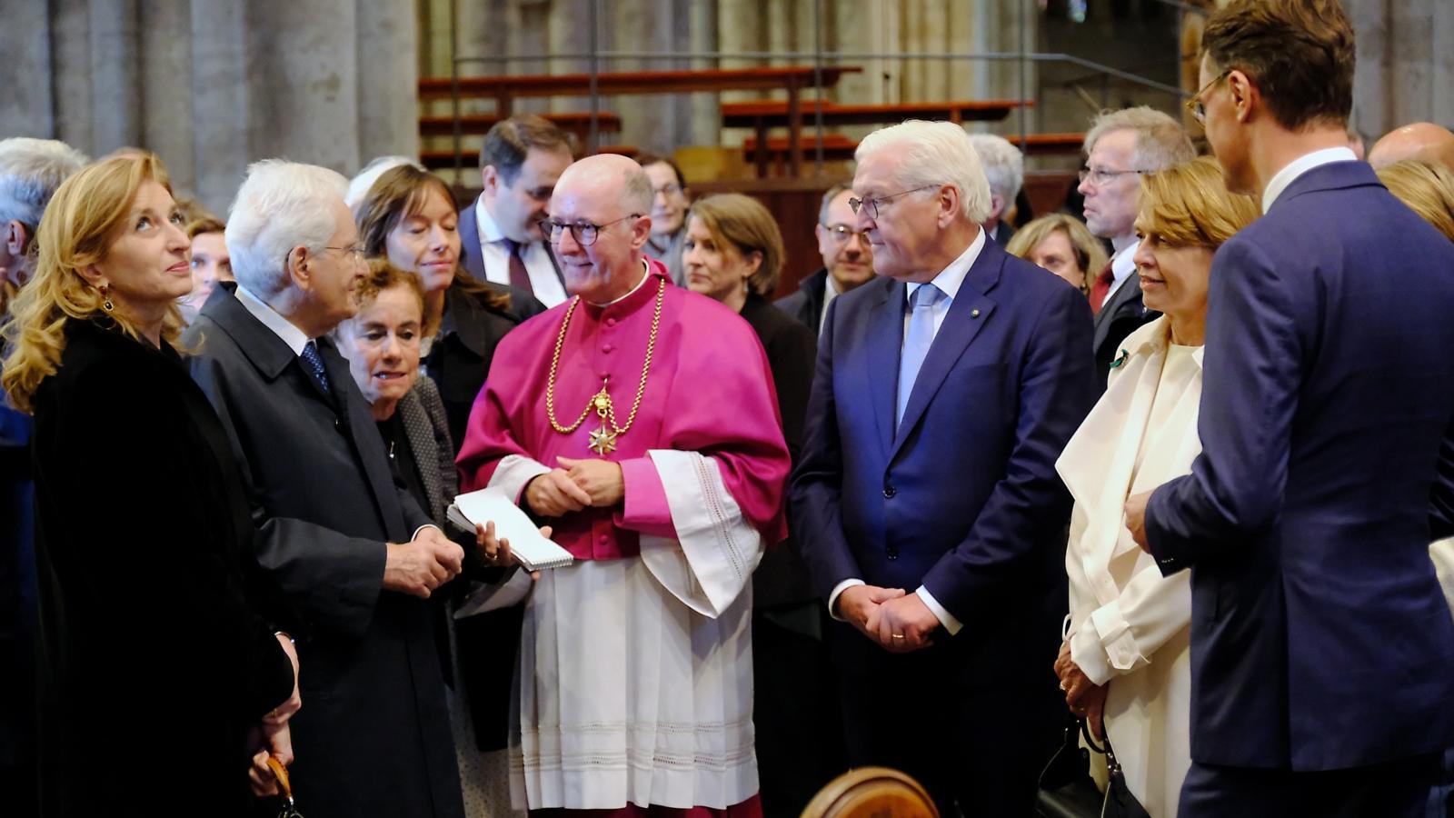 Dompropst Msgr. Guido Assmann hat heute den italienischen Staatspräsidenten Sergio Mattarella und seine Tochter Laura Mattarella im Kölner Dom empfangen.