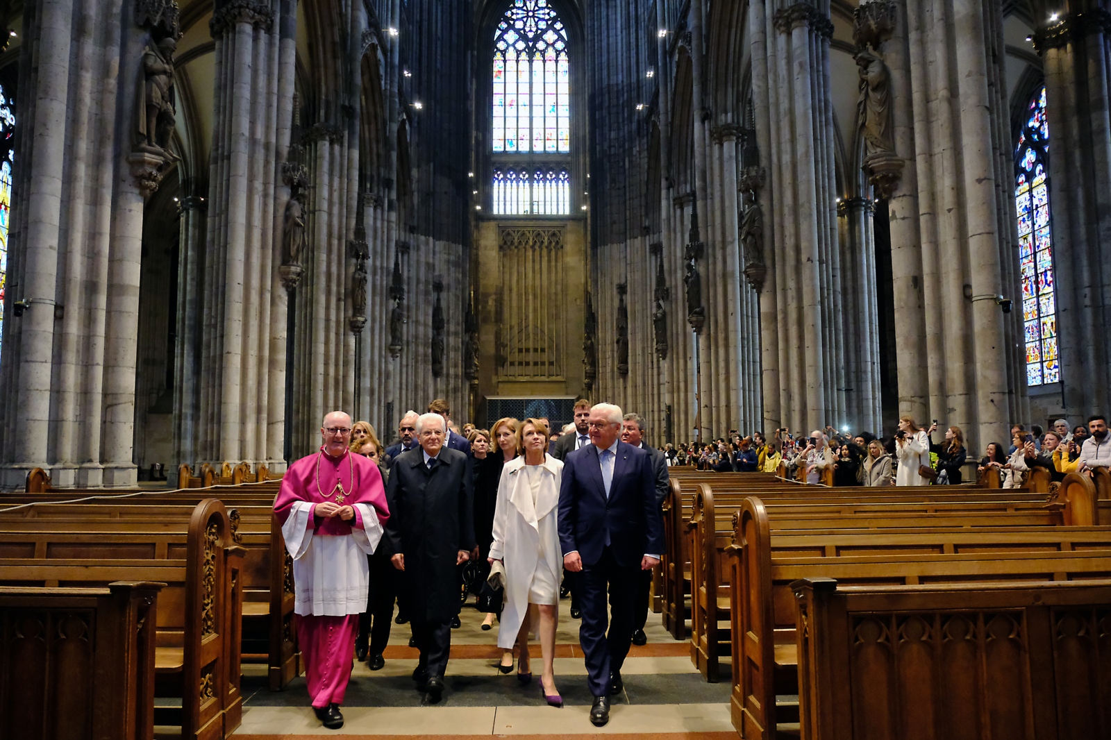 Dompropst Msgr. Guido Assmann mit den Staatsgästen im Mittelgang des Kölner Domes.