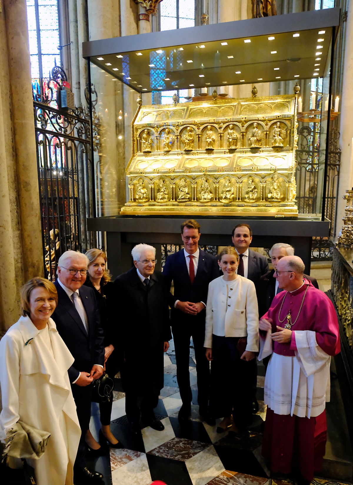 Der Tradition der aktuell am Kölner Dom stattfindenden Dreikönigswallfahrt folgend lud der Dompropst die Staatsgäste abschließend dazu ein, den Dreikönigenschrein zu unterqueren.