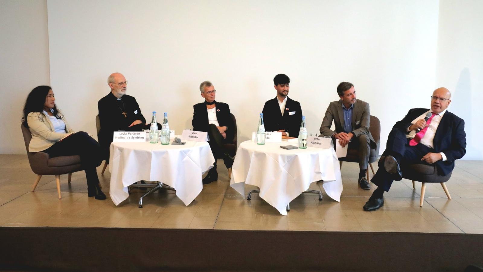 10 Jahre Aktion Neue Nachbarn (v.l.n.r.:  Leyla Velarde de Schüring , Weihbischof Ansgar Puff,  Ines Kolender, Renas Sido, Moderator Alexander Königsmann, Peter Altmaier)