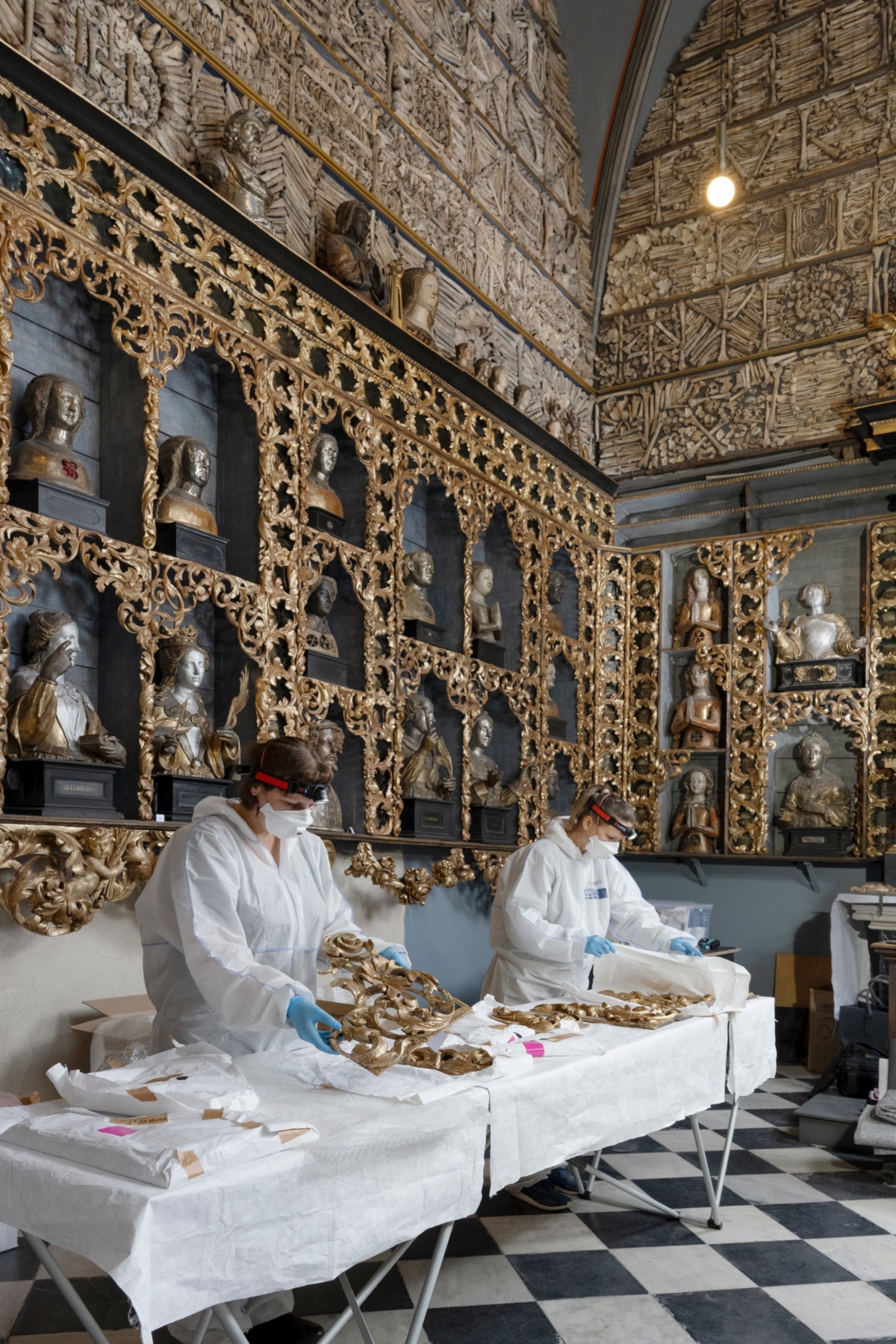 Die Restauratorinnen bei ihrer Arbeit