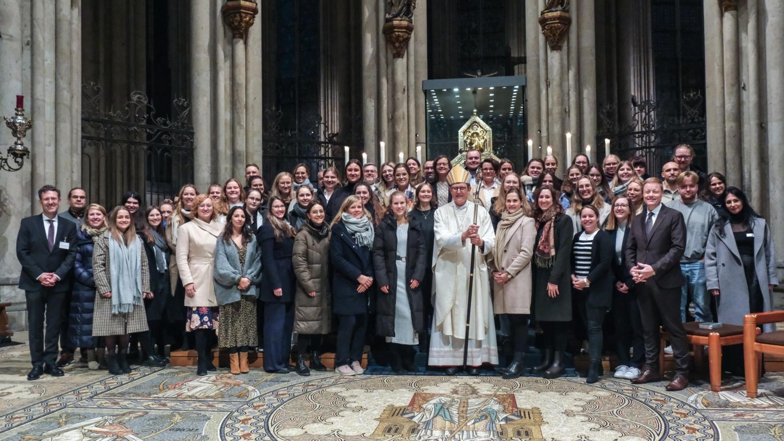 Im Rahmen eines feierlichen Gottesdienstes hat Erzbischof Rainer Maria Kardinal Woelki am Dienstag, 12. November, 55 Lehrerinnen und Lehrern die bischöfliche Beauftragung erteilt, das Fach katholische Religion zu unterrichten.