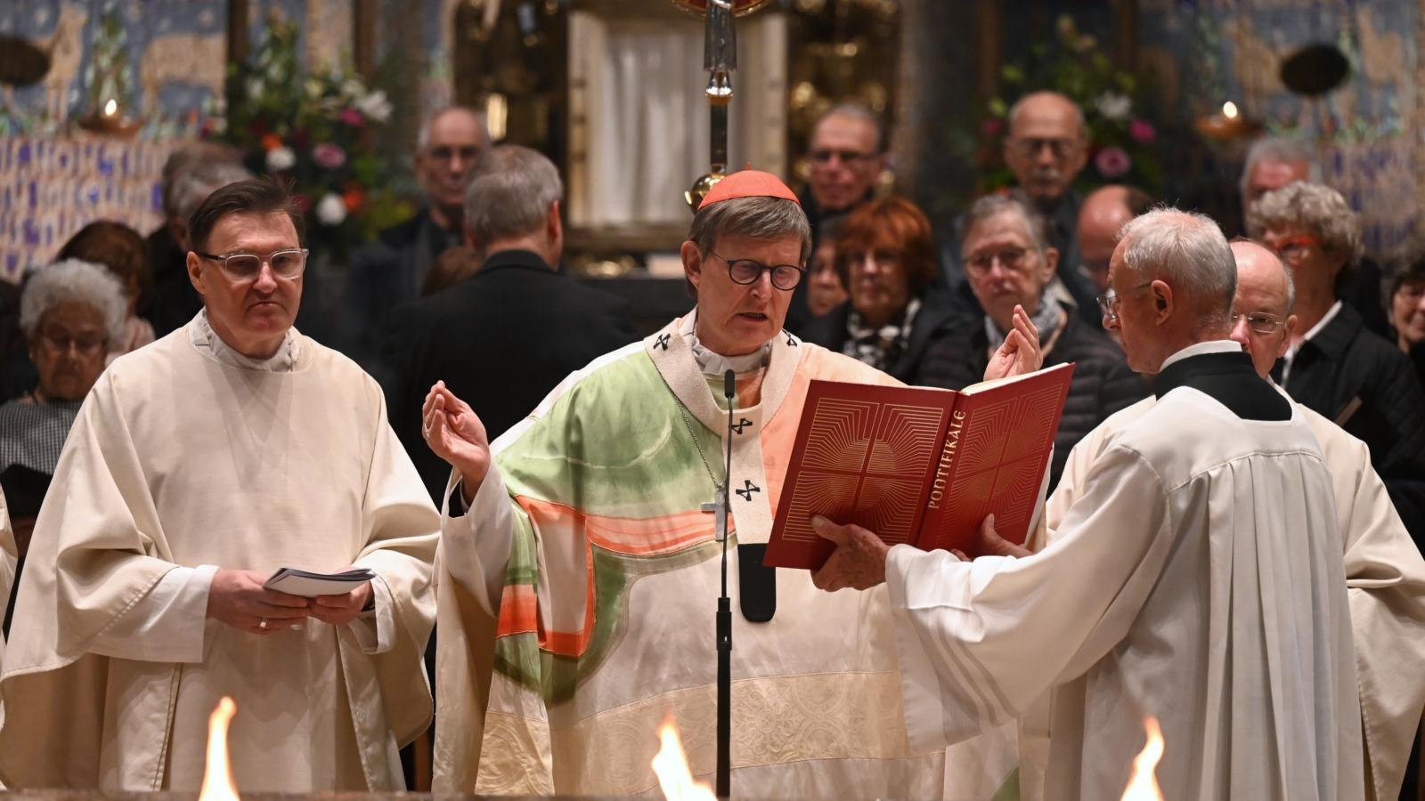 Kardinal Woelki bei der Altarweihe in St. Laurentius