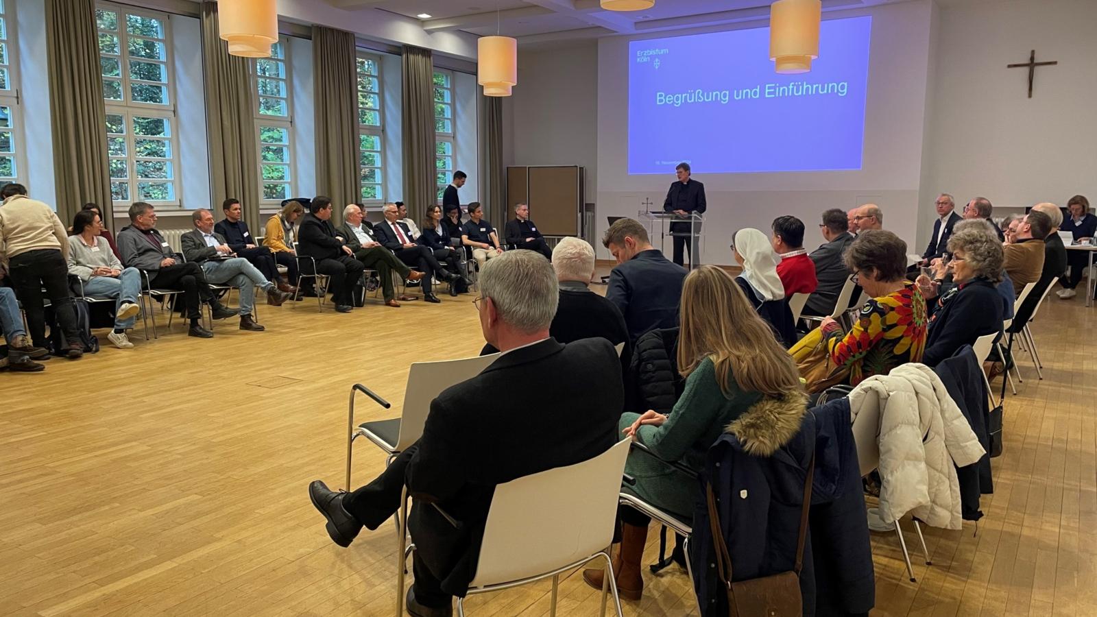 Konstituierende Sitzung des neuen Diözesanpastoralrats am Samstag, 16. November 2024 Konstituierende Sitzung des neuen Diözesanpastoralrats am Samstag, 16. November 2024: Durch die vielfältige Zusammensetzung des DPR soll das pastorale Leben im Erzbistum Köln neue Impulse erhalten.