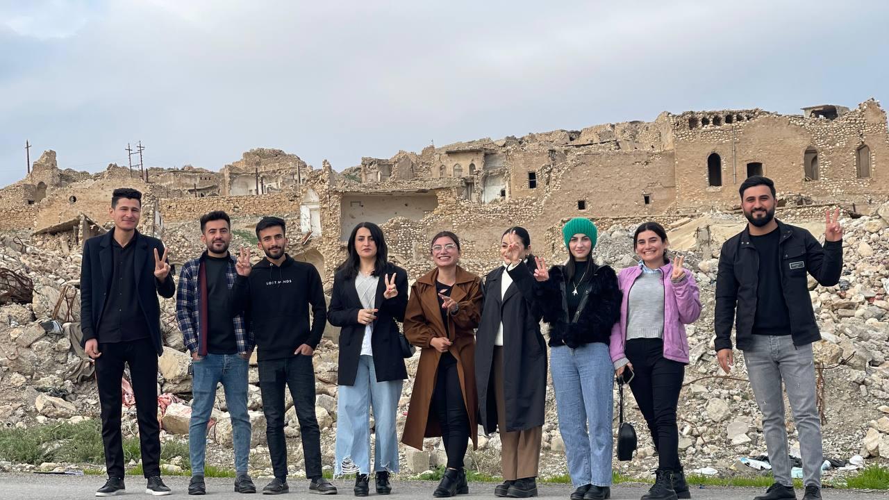 Jesidische 'Peace Leader'-Studenten in Sindschar, ihrer zerstörten Heimat. Jesidische 'Peace Leader'-Studenten in Sindschar, ihrer zerstörten Heimat.
Die Bilder sind zur Verwendung für den Bereich Medien und Kommunikation freigegeben.