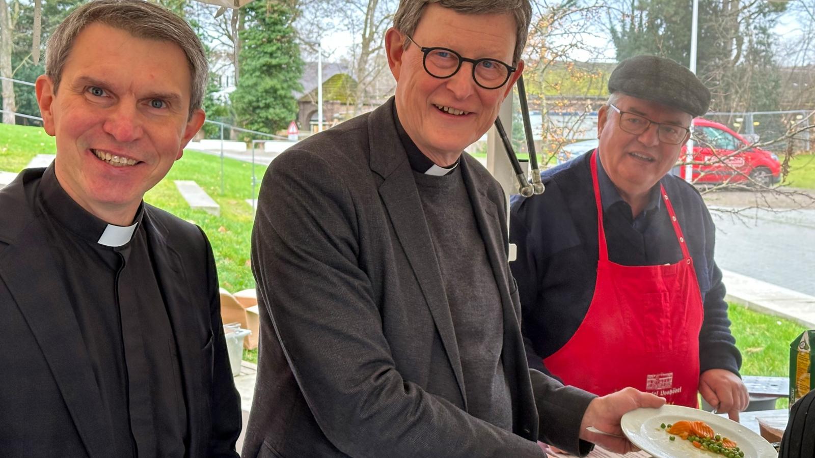 Bei der Essensausgabe in Monheim-Baumberg v.l.: Pfarrer Prof. Dr. Alexander Krylov, Erzbischof Rainer Maria Kardinal Woelki, Diakon Harald Wachter