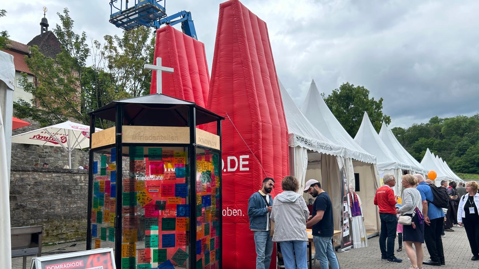 Der Stand von domradio.de mit der Friedenslaterne.