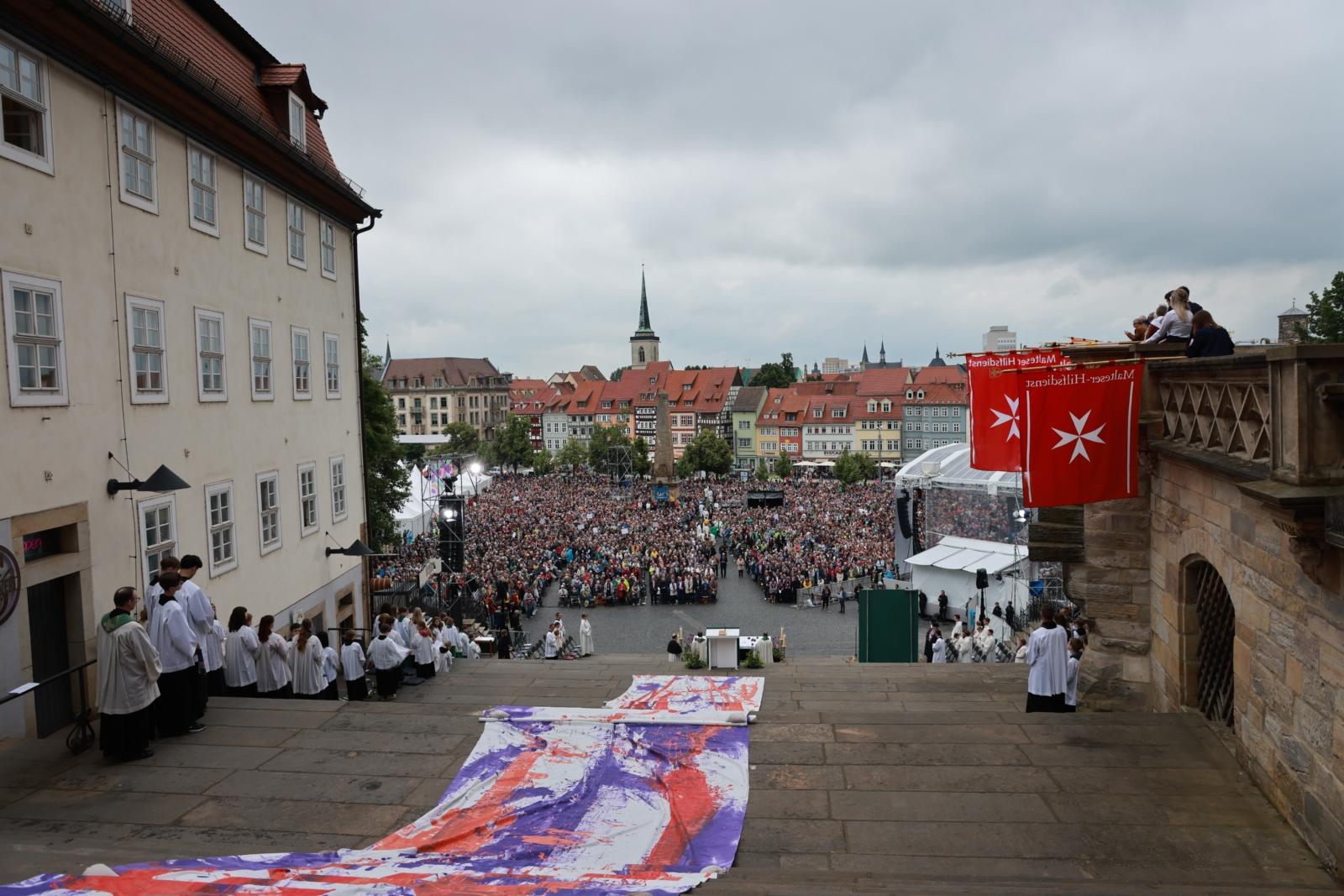 Blick von der Domtreppe auf den Domplatz in Erfurt Schlussgottesdienst auf dem Erfurter Domplatz