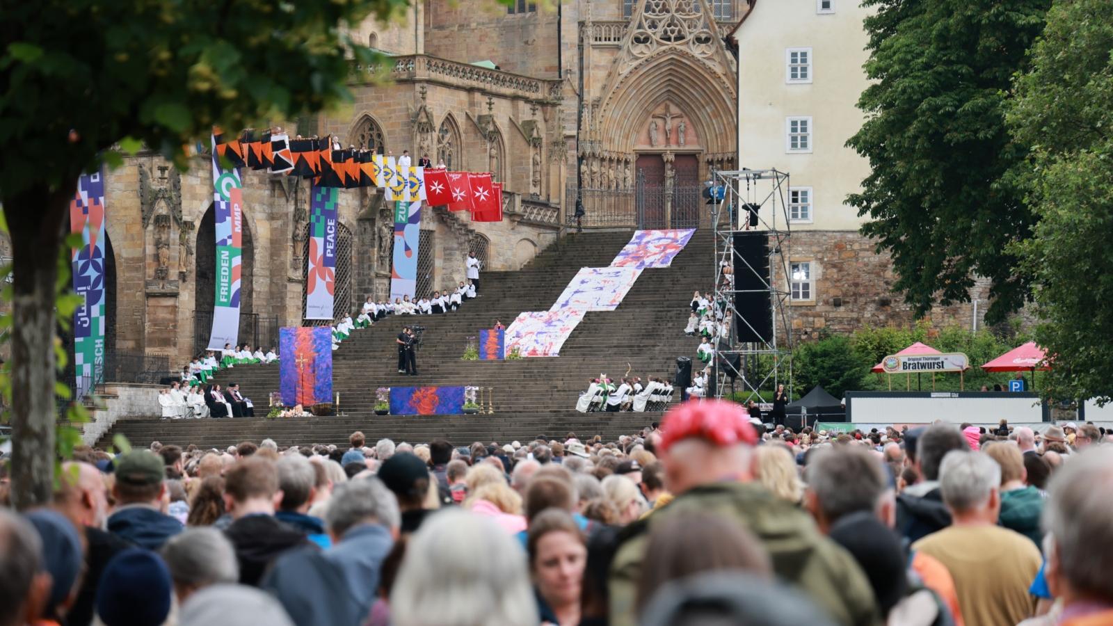 Blick auf die Domtreppe mit dem Altar für den Abschlussgottesdienst Schlussgottesdienst auf dem Erfurter Domplatz