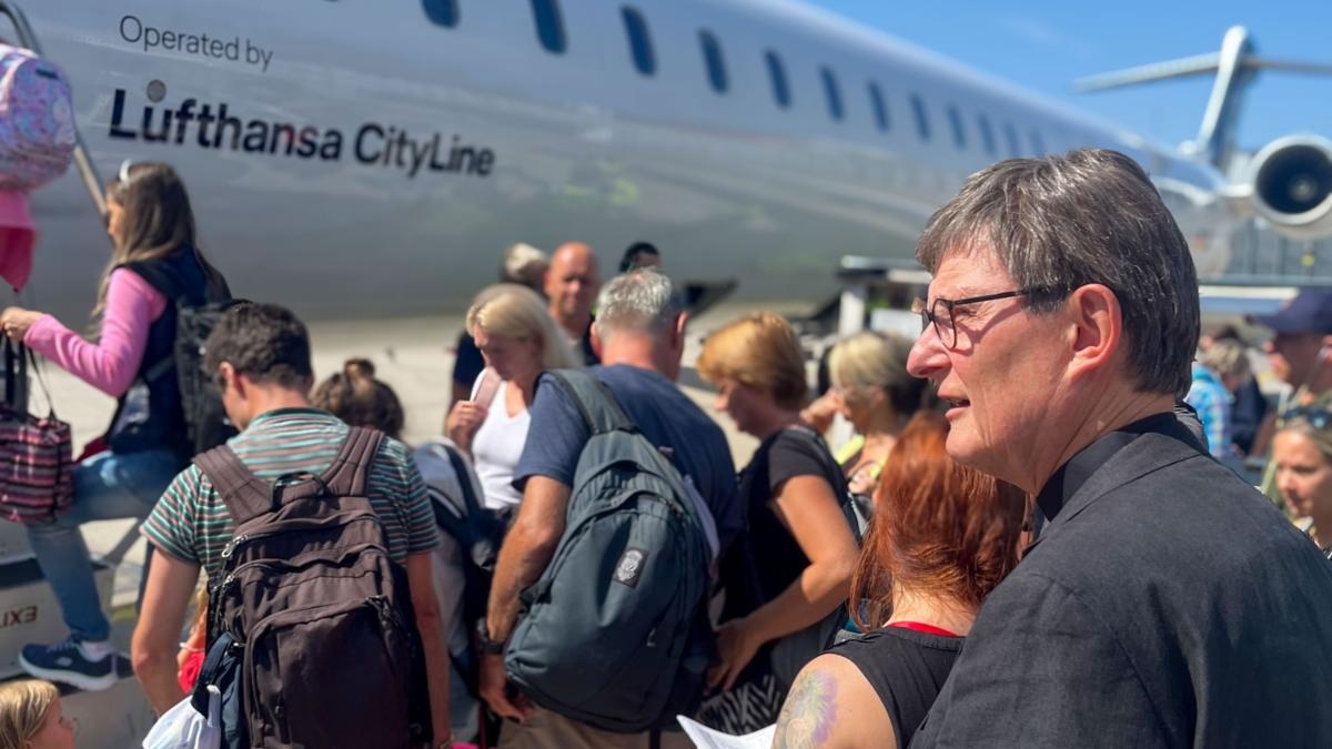 Der Kölner Erzbischof, Rainer Maria Kardinal Woelki, besucht vom 14. bis zum 19. August die Ukraine. Kardinal Woelki möchte damit auch persönlich vor Ort seine Solidarität und Verbundenheit mit den Menschen in dem von Krieg heimgesuchten Land bekunden. Er wird in Lemberg (Lwiw) und Kiew unter anderem karitative Projekte besuchen, Kirchenvertreter und Studenten treffen sowie Gottesdienste feiern und für den Frieden beten.