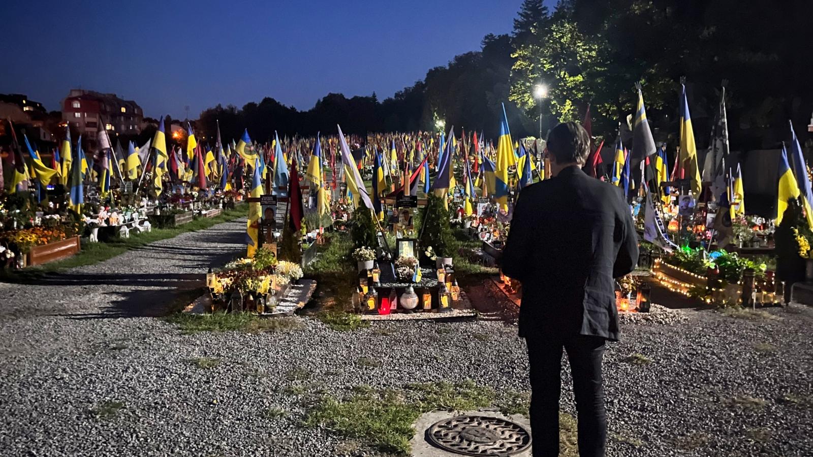 Friedhof für gefallene ukrainische Soldaten. Auch spät Abends sind dort viele Angehörige, denen Weihbischof Hrutsa Trost spendet und mit ihnen betet.
